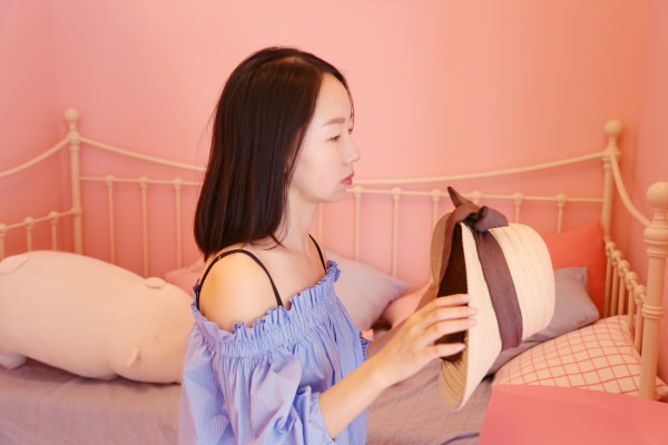 女人这些“不老实”的行为,多半是想让你“撩”