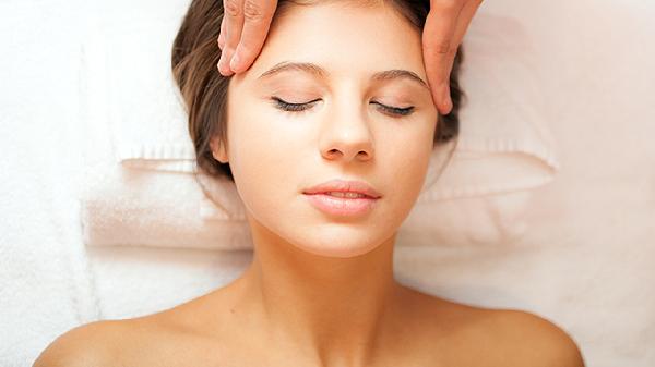 按摩乳房时有分泌物流出是何原因？